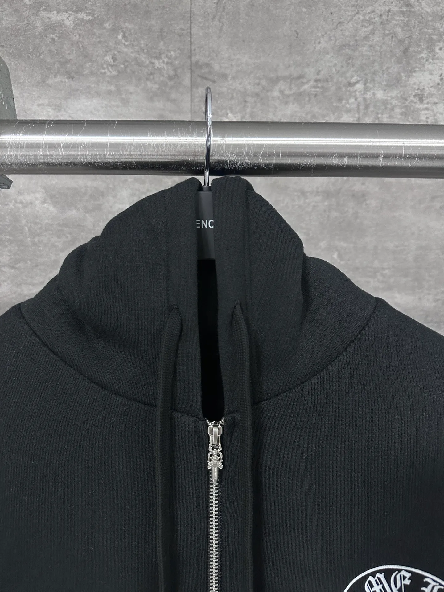 P350 💰 Chrome Hearte/Chrome Heart Sanskrit letter rattan flower cross horseshoe hooded zipper sweatshirt jacket 25SS New York City limited zipper hooded sweatshirt The fabric is made of 420g thin velvet coarse fish scale fabric. The printing is based on the original version with hand glue printing. The finished product is brushed and washed to shape. It feels very good. Real antique silver chain head (focus: zipper puller is sprayed with silver to make it old) size: S M L
